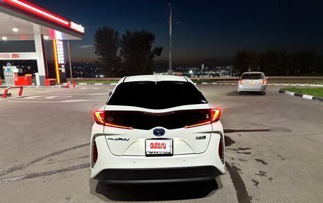Toyota Prius IV XW50, 2017 год, 1 810 000 рублей, 3 фотография