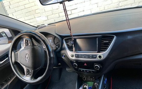 Hyundai Solaris II рестайлинг, 2018 год, 899 999 рублей, 4 фотография