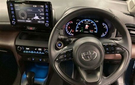 Toyota Yaris Cross, 2022 год, 1 750 000 рублей, 28 фотография