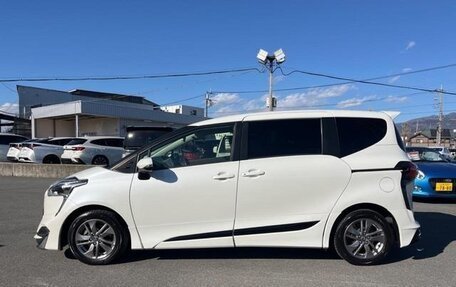 Toyota Sienta II, 2021 год, 988 000 рублей, 2 фотография