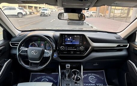 Toyota Highlander, 2022 год, 3 500 000 рублей, 10 фотография