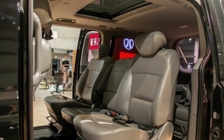Hyundai Grand Starex Grand Starex I рестайлинг 2, 2014 год, 1 795 000 рублей, 17 фотография