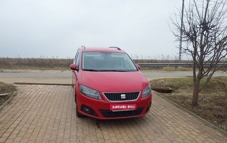 SEAT Alhambra II рестайлинг, 2013 год, 1 100 000 рублей, 1 фотография