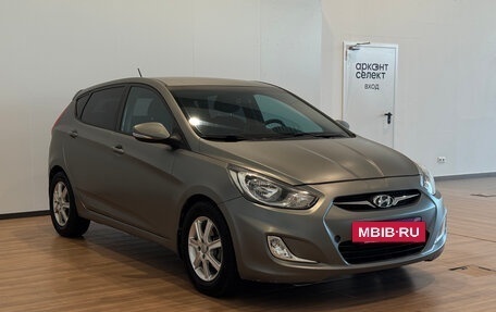 Hyundai Solaris II рестайлинг, 2011 год, 700 000 рублей, 23 фотография