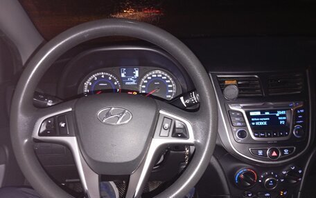 Hyundai Solaris II рестайлинг, 2015 год, 900 000 рублей, 2 фотография