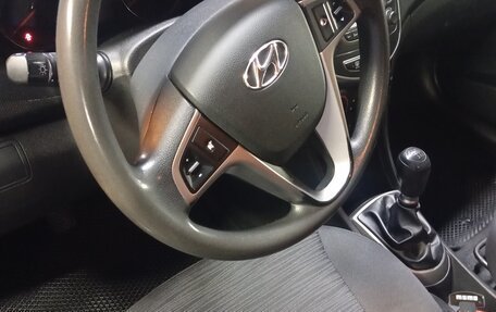 Hyundai Solaris II рестайлинг, 2015 год, 900 000 рублей, 13 фотография