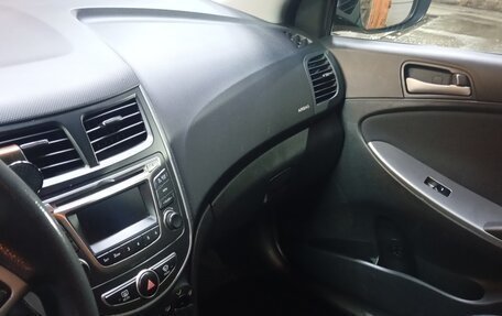 Hyundai Solaris II рестайлинг, 2015 год, 900 000 рублей, 10 фотография