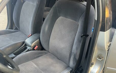 Toyota Avensis III рестайлинг, 2001 год, 490 000 рублей, 22 фотография