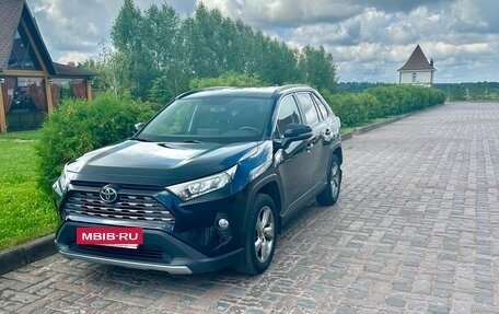 Toyota RAV4, 2020 год, 3 000 000 рублей, 2 фотография
