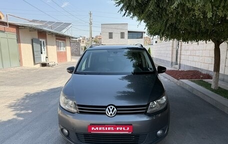 Volkswagen Touran III, 2012 год, 1 300 000 рублей, 2 фотография