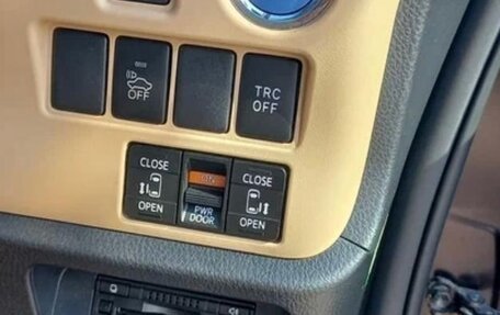 Toyota Noah III, 2014 год, 2 000 000 рублей, 4 фотография