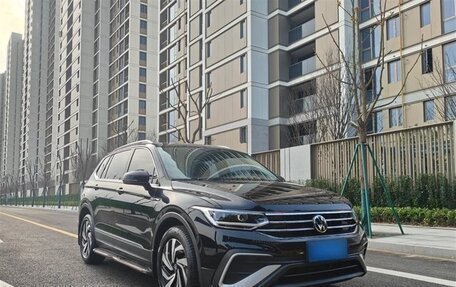 Volkswagen Tiguan II, 2022 год, 2 650 000 рублей, 3 фотография
