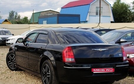 Chrysler 300C II, 2005 год, 650 000 рублей, 16 фотография