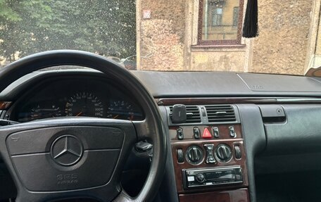 Mercedes-Benz E-Класс, 1995 год, 235 000 рублей, 7 фотография