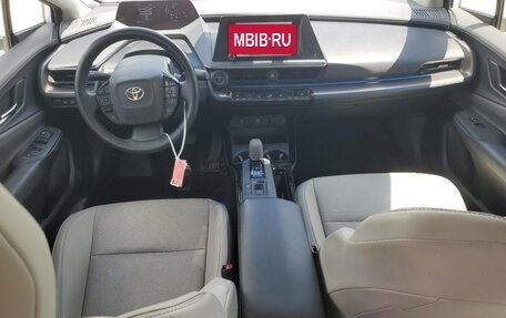 Toyota Prius IV XW50, 2023 год, 2 650 000 рублей, 8 фотография