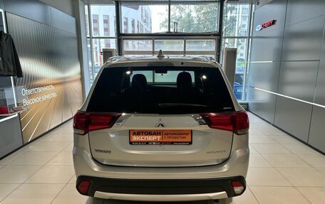 Mitsubishi Outlander III рестайлинг 3, 2017 год, 1 699 000 рублей, 6 фотография