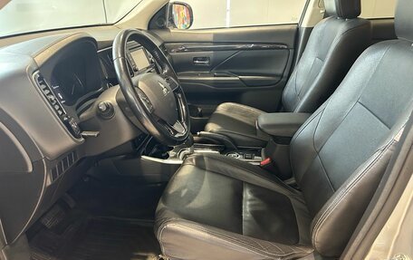 Mitsubishi Outlander III рестайлинг 3, 2017 год, 1 699 000 рублей, 9 фотография