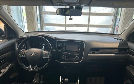 Mitsubishi Outlander III рестайлинг 3, 2017 год, 1 699 000 рублей, 14 фотография