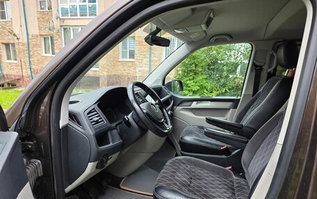 Volkswagen Caravelle T6 рестайлинг, 2015 год, 2 500 000 рублей, 21 фотография