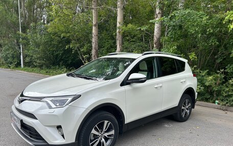 Toyota RAV4, 2017 год, 2 450 000 рублей, 2 фотография