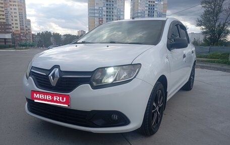 Renault Logan II, 2018 год, 900 000 рублей, 3 фотография