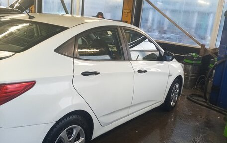 Hyundai Solaris II рестайлинг, 2015 год, 590 000 рублей, 5 фотография