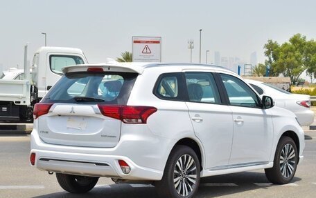 Mitsubishi Outlander III рестайлинг 3, 2022 год, 2 550 000 рублей, 4 фотография