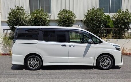 Toyota Voxy III, 2021 год, 2 650 000 рублей, 7 фотография