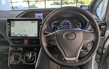 Toyota Voxy III, 2021 год, 2 650 000 рублей, 12 фотография