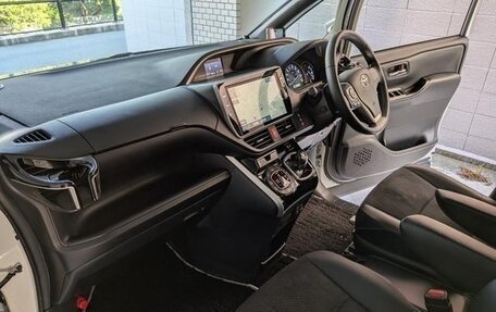 Toyota Voxy III, 2021 год, 2 650 000 рублей, 15 фотография