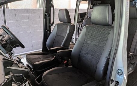 Toyota Voxy III, 2021 год, 2 650 000 рублей, 14 фотография