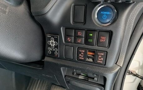 Toyota Voxy III, 2021 год, 2 650 000 рублей, 16 фотография
