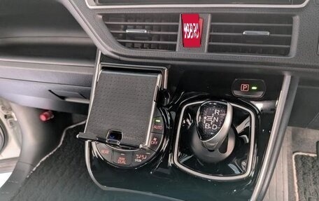 Toyota Voxy III, 2021 год, 2 650 000 рублей, 19 фотография