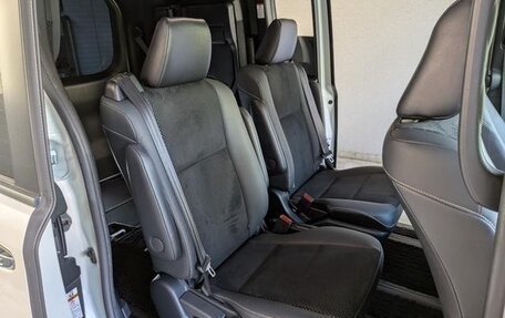 Toyota Voxy III, 2021 год, 2 650 000 рублей, 20 фотография