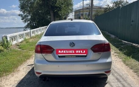 Volkswagen Jetta VI, 2011 год, 1 100 000 рублей, 2 фотография