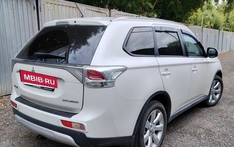 Mitsubishi Outlander III рестайлинг 3, 2014 год, 1 400 000 рублей, 4 фотография