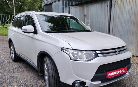 Mitsubishi Outlander III рестайлинг 3, 2014 год, 1 400 000 рублей, 2 фотография