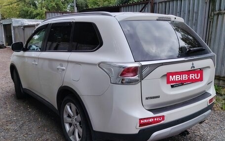 Mitsubishi Outlander III рестайлинг 3, 2014 год, 1 400 000 рублей, 3 фотография