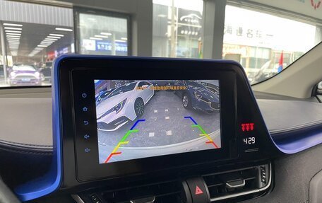 Toyota C-HR I рестайлинг, 2022 год, 2 250 000 рублей, 12 фотография