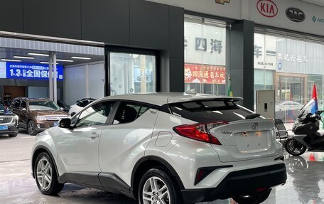 Toyota C-HR I рестайлинг, 2022 год, 2 250 000 рублей, 13 фотография