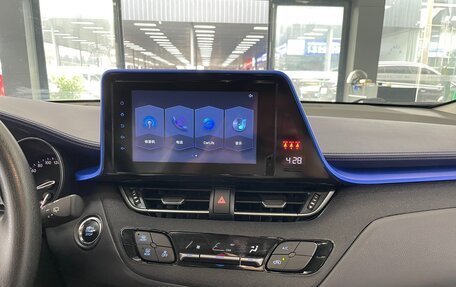 Toyota C-HR I рестайлинг, 2022 год, 2 250 000 рублей, 10 фотография