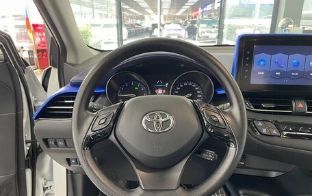 Toyota C-HR I рестайлинг, 2022 год, 2 250 000 рублей, 9 фотография