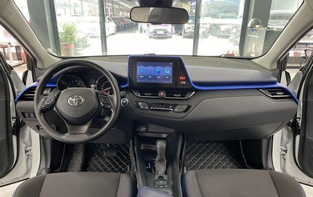 Toyota C-HR I рестайлинг, 2022 год, 2 250 000 рублей, 8 фотография