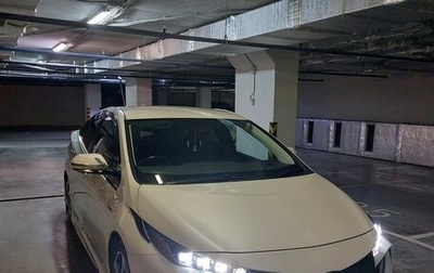 Toyota Prius IV XW50, 2018 год, 2 050 000 рублей, 1 фотография