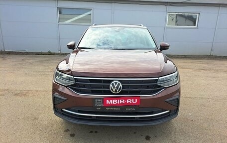 Volkswagen Tiguan II, 2021 год, 2 150 000 рублей, 2 фотография
