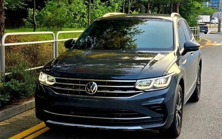 Volkswagen Tiguan II, 2021 год, 2 300 000 рублей, 2 фотография