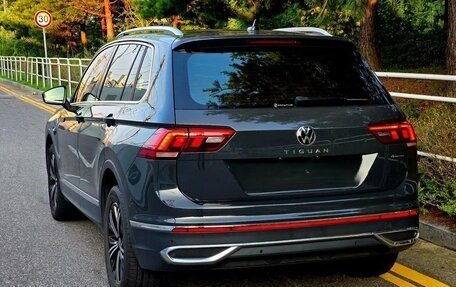 Volkswagen Tiguan II, 2021 год, 2 300 000 рублей, 4 фотография