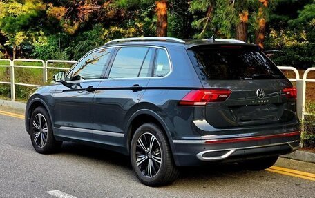 Volkswagen Tiguan II, 2021 год, 2 300 000 рублей, 3 фотография