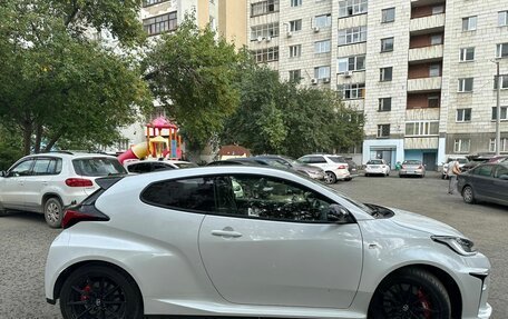 Toyota Yaris, 2021 год, 3 950 000 рублей, 2 фотография