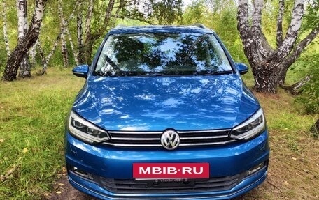 Volkswagen Touran III, 2017 год, 1 850 000 рублей, 2 фотография
